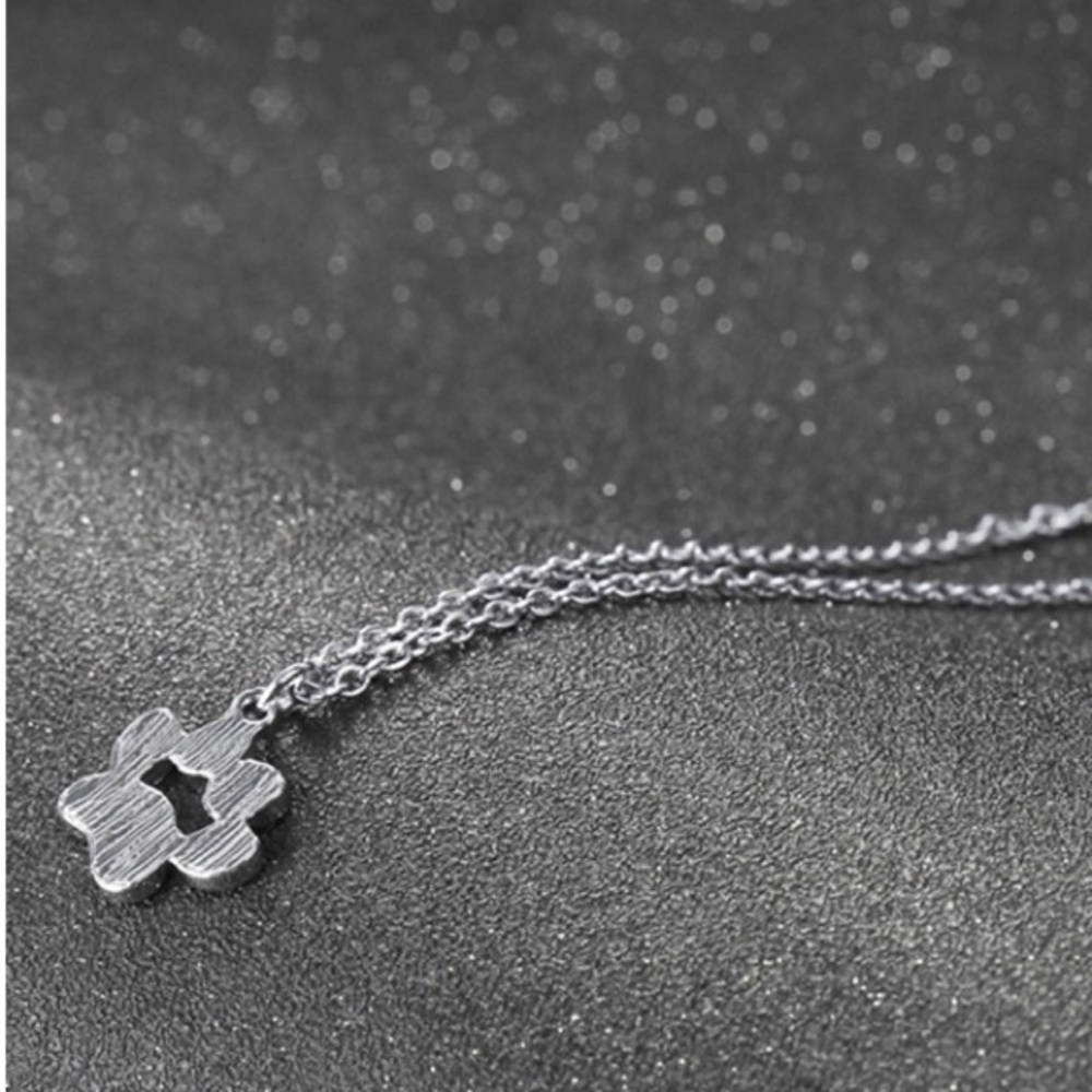 NEW💙💎🐾PAW PRINT NECKLACE!🐾💎💙SILVERY ADORABLE - Picture 6 of 8